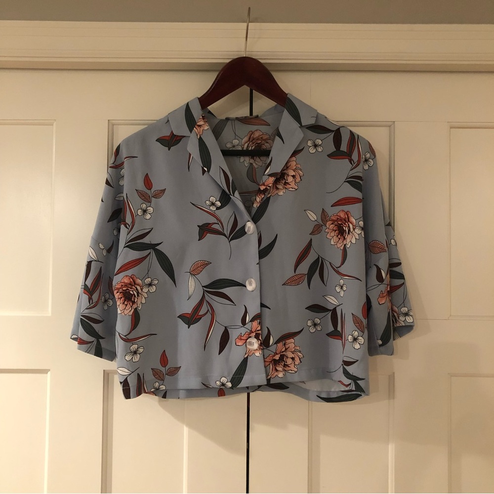 Floral Cropped Collared Top - Picture 4 of 4